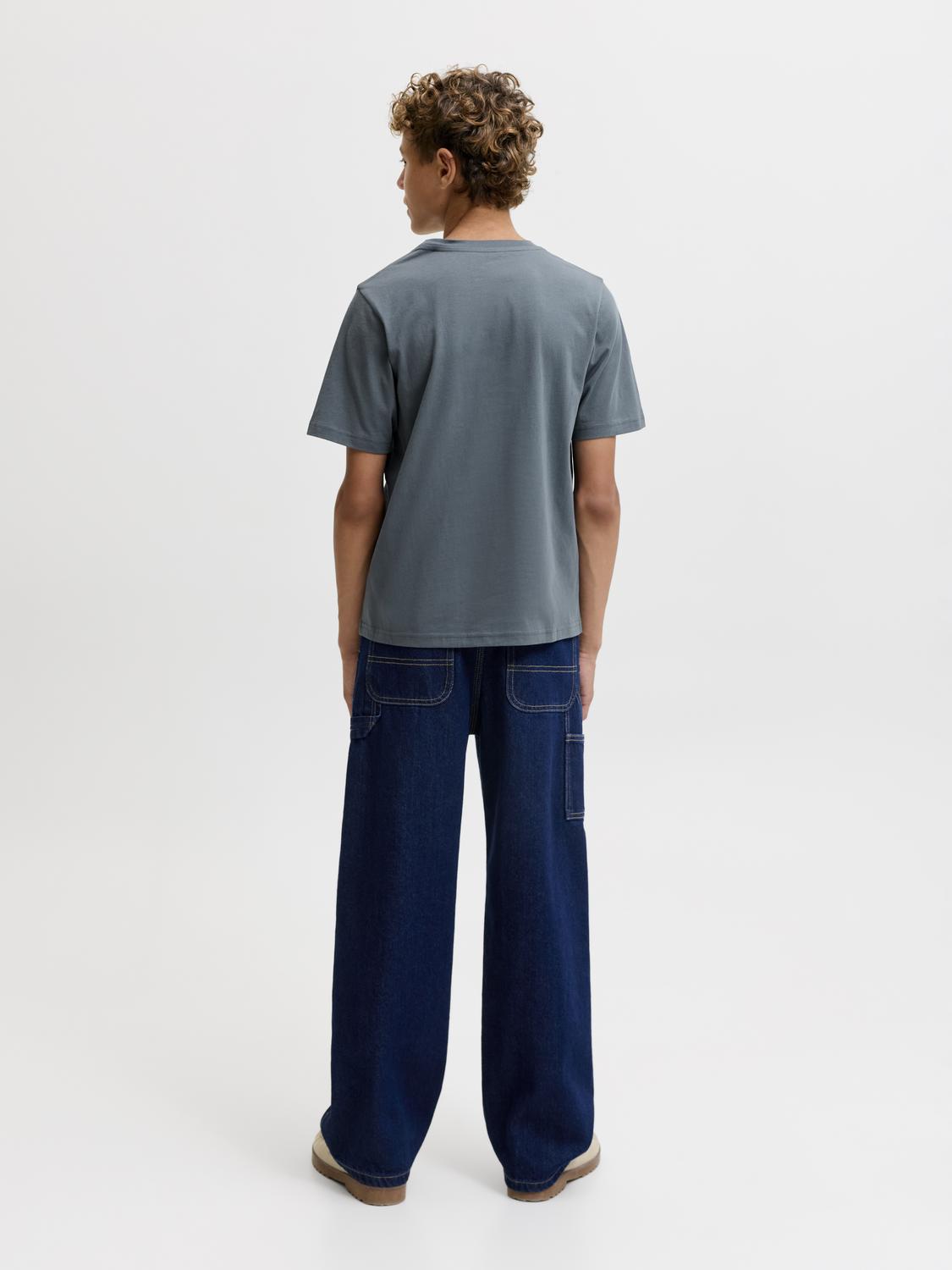 model_shot-back
