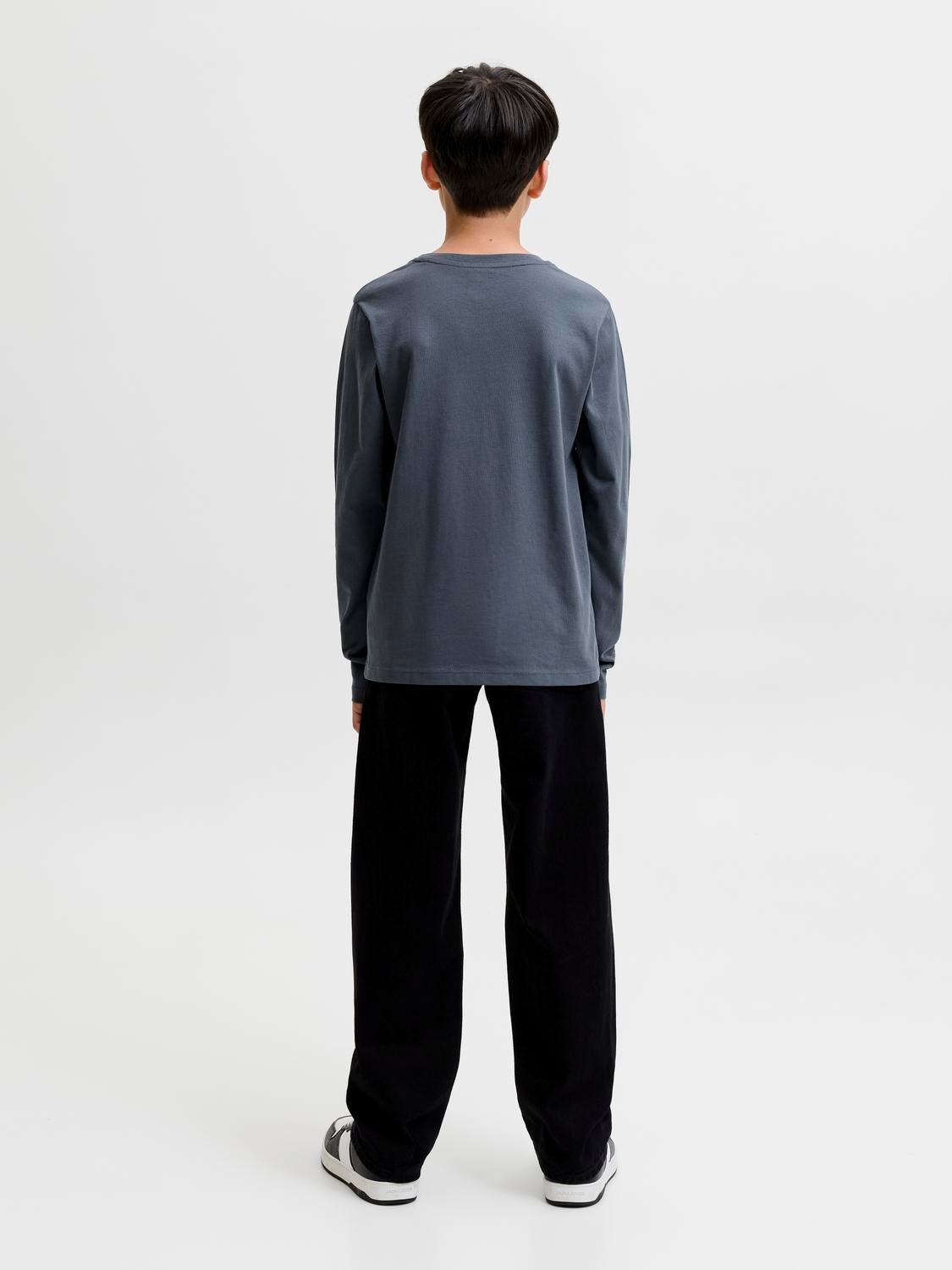 model_shot-back