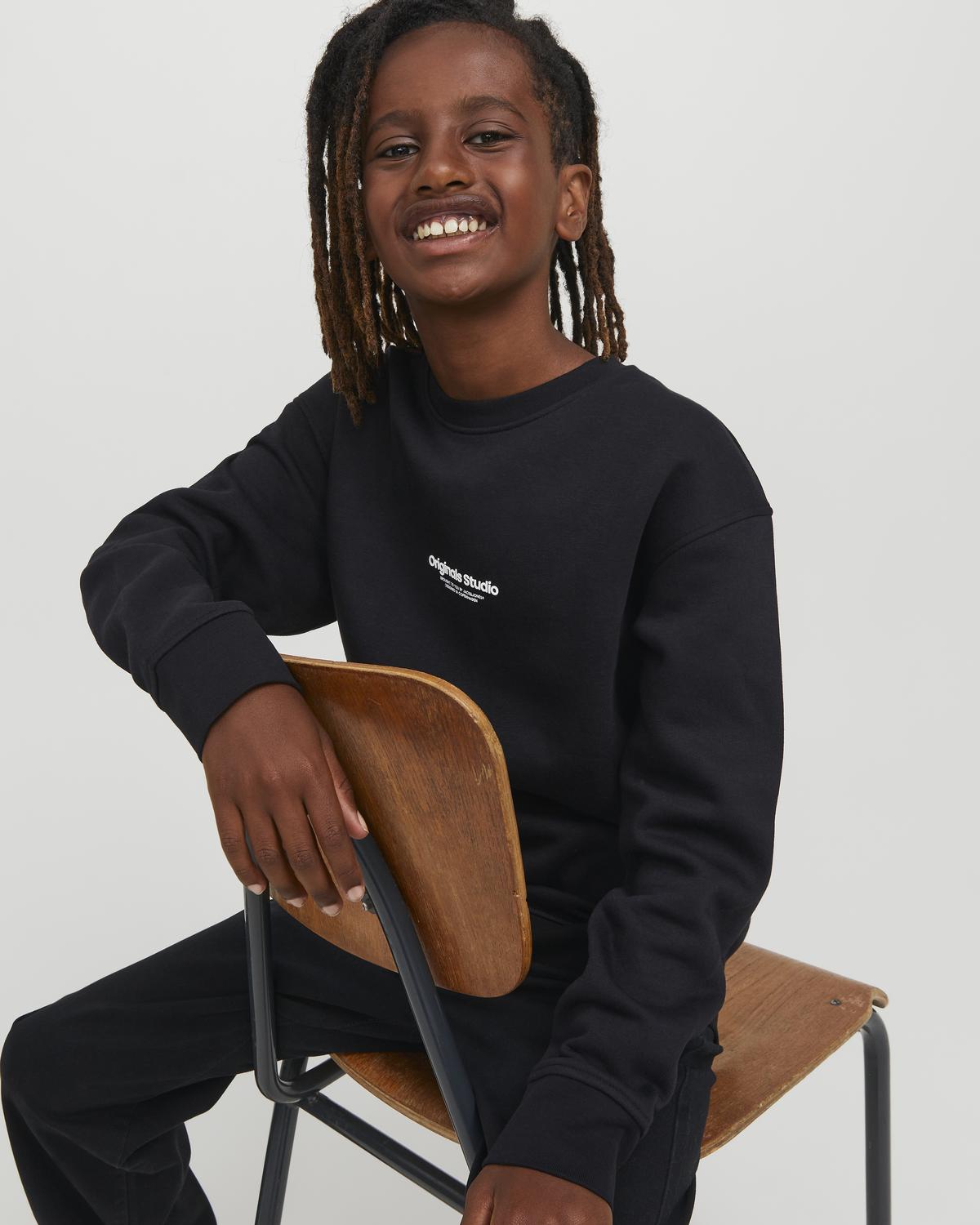 model_shot-creative