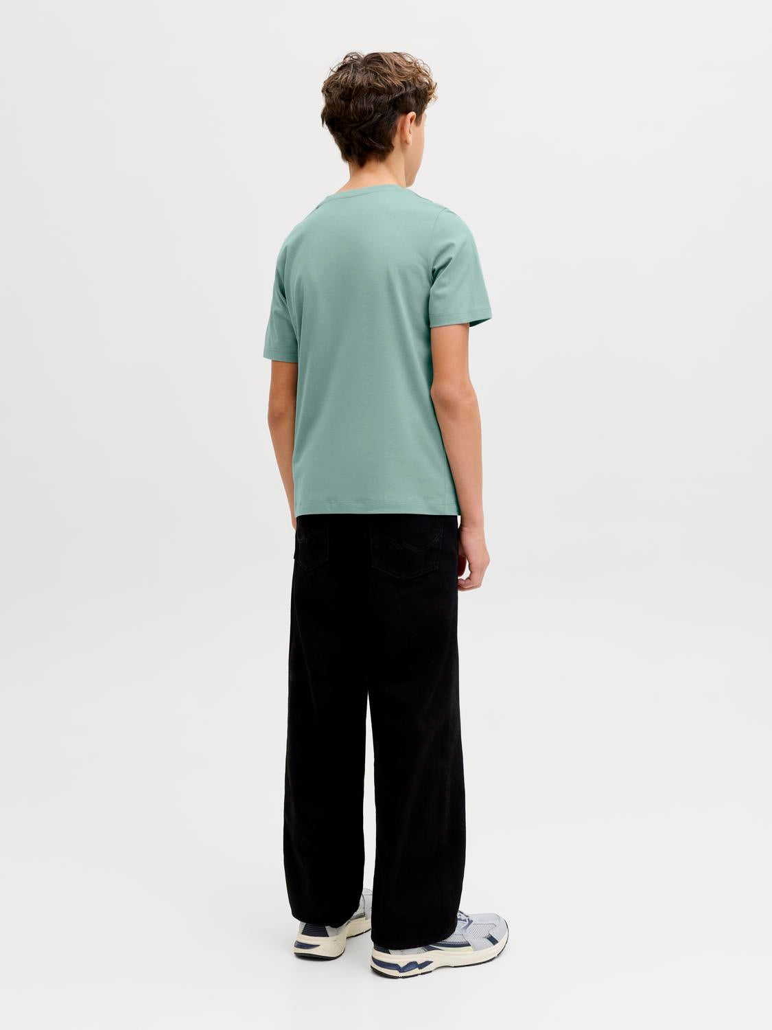 model_shot-back