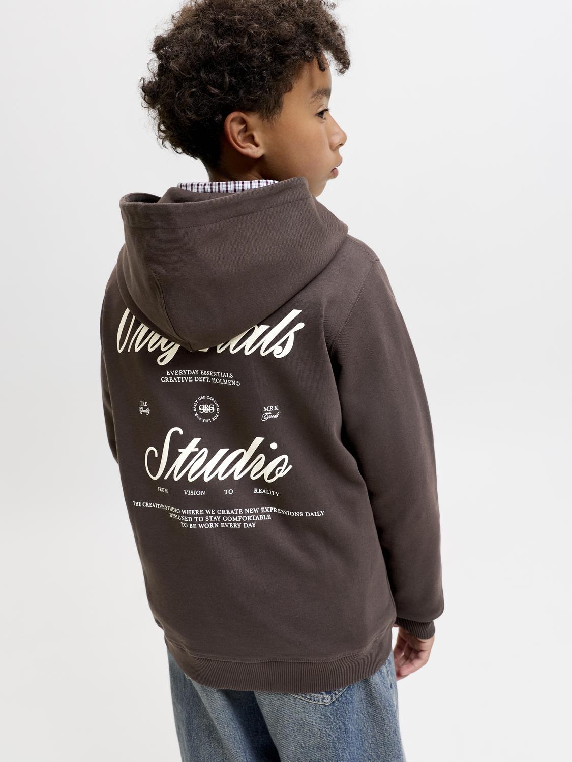 model_shot-creative